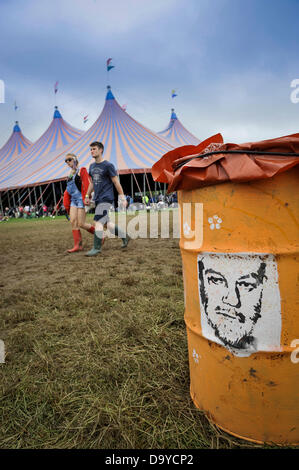 Glastonbury, Regno Unito. Il 28 giugno 2013. GLASTONBURY FESTIVAL DI MUSICA Il John Peel Stage con una foto del compianto John Peel in primo piano. Glastonbury Festival avrà luogo presso l'azienda agricola degna, Pilton Somerset. Giugno 28. 2013. GLASTONBURY FESTIVAL DI MUSICA PILTON, Somerset, Inghilterra, UK Credit: Alistair Heap Alamy/Live News Foto Stock