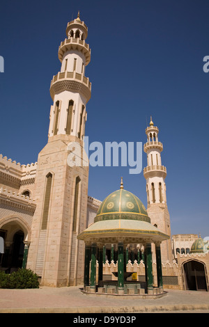 Elegante Shanfari moschea è stata finanziata da un Omani ministro dell'olio, Salalah, provincia di Dhofar, Oman. Foto Stock