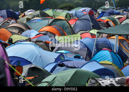 Glastonbury, Somerset, Regno Unito. Il 28 giugno 2013. GLASTONBURY FESTIVAL DI MUSICA la sua stima 200.000 persone parteciperanno alla Quattro giorni di Glastonbury Festival che si svolge presso l'azienda agricola degna, Pilton Somerset. Giugno 28. 2013. GLASTONBURY FESTIVAL DI MUSICA PILTON, Somerset, Inghilterra, UK Credit: Alistair Heap Alamy/Live News Foto Stock