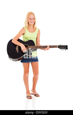Allegro preteen ragazza di suonare una chitarra isolato su bianco Foto Stock