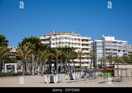 Viale alberato la passeggiata sul lungomare e dalla spiaggia Salou Catalogna SPAGNA Foto Stock