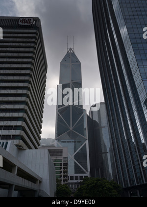 dh CINA DI BANK HONG KONG tempesta nuvole sul settore bancario centro grattacielo basso angolo torre blocco skyline quartiere centrale Foto Stock