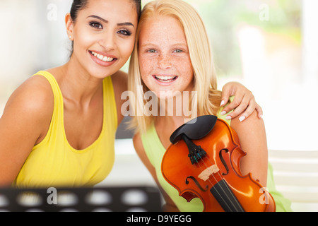 Bellissima femmina insegnante di musica con violino studente Foto Stock