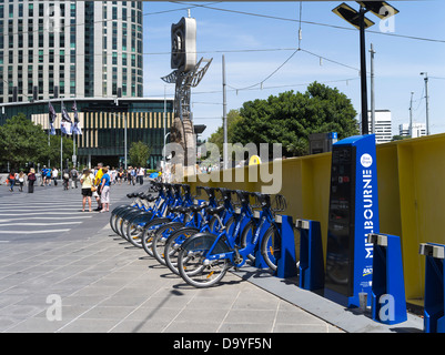 dh Southbank Promenade MELBOURNE AUSTRALIA Melbourne bike share public transport noleggio biciclette blue push stand portabiciclette Foto Stock