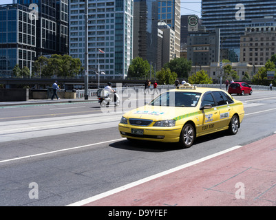 Dh MELBOURNE AUSTRALIA giallo taxi auto taxi di Melbourne Foto Stock