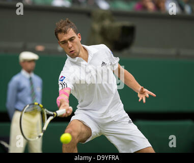 Il torneo di Wimbledon, Londra, Regno Unito. Il 28 giugno 2013. Il torneo di Wimbledon Tennis Championships 2013 tenutosi presso il All England Lawn Tennis e Croquet Club di Londra, Inghilterra, Regno Unito. Jerzy Janowicz (POL) [24] (rosa cerotto sul braccio destro) anom. Nicolas ALMAGRO (ESP) [15] Credito: Duncan Grove/Alamy Live News Foto Stock