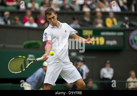 Il torneo di Wimbledon, Londra, Regno Unito. Il 28 giugno 2013. Il torneo di Wimbledon Tennis Championships 2013 tenutosi presso il All England Lawn Tennis e Croquet Club di Londra, Inghilterra, Regno Unito. Jerzy Janowicz (POL) [24] (rosa cerotto sul braccio destro) anom. Nicolas ALMAGRO (ESP) [15] Credito: Duncan Grove/Alamy Live News Foto Stock