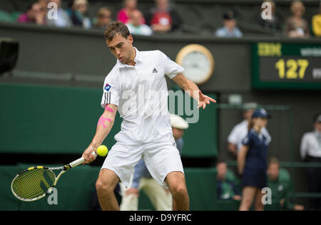 Il torneo di Wimbledon, Londra, Regno Unito. Il 28 giugno 2013. Il torneo di Wimbledon Tennis Championships 2013 tenutosi presso il All England Lawn Tennis e Croquet Club di Londra, Inghilterra, Regno Unito. Jerzy Janowicz (POL) [24] (rosa cerotto sul braccio destro) anom. Nicolas ALMAGRO (ESP) [15] Credito: Duncan Grove/Alamy Live News Foto Stock