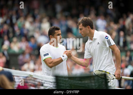Il torneo di Wimbledon, Londra, Regno Unito. Il 28 giugno 2013. Il torneo di Wimbledon Tennis Championships 2013 tenutosi presso il All England Lawn Tennis e Croquet Club di Londra, Inghilterra, Regno Unito. Jerzy Janowicz (POL) [24] (rosa cerotto sul braccio destro) anom. Nicolas ALMAGRO (ESP) [15] Credito: Duncan Grove/Alamy Live News Foto Stock