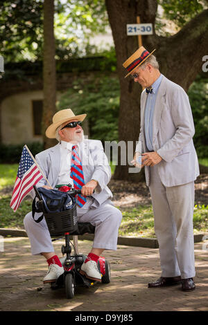 Un partecipante prende parte in Carolina giorno celebrazioni e sfilata nel giugno 28, 2013 a Charleston, Carolina del Sud. Carolina giorno celebra la vittoria americana nella battaglia di Sullivan's Island, SC, il 28 giugno 1776. Foto Stock