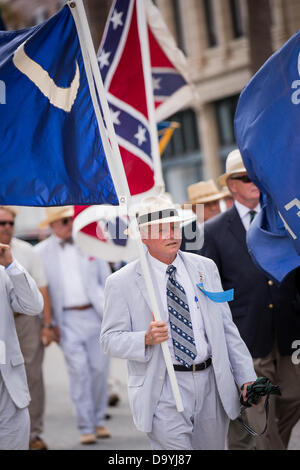 Un partecipante prende parte in Carolina giorno celebrazioni e sfilata nel giugno 28, 2013 a Charleston, Carolina del Sud. Carolina giorno celebra la vittoria americana nella battaglia di Sullivan's Island, SC, il 28 giugno 1776. Foto Stock