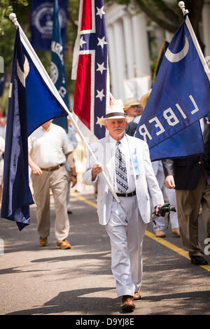 Un partecipante prende parte in Carolina giorno celebrazioni e sfilata nel giugno 28, 2013 a Charleston, Carolina del Sud. Carolina giorno celebra la vittoria americana nella battaglia di Sullivan's Island, SC, il 28 giugno 1776. Foto Stock