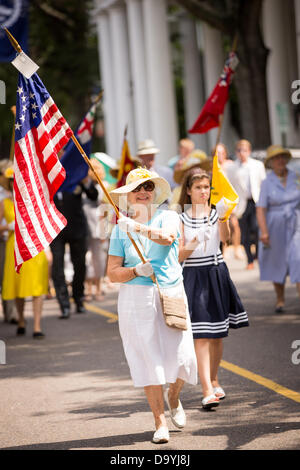 Un partecipante prende parte in Carolina giorno celebrazioni e sfilata nel giugno 28, 2013 a Charleston, Carolina del Sud. Carolina giorno celebra la vittoria americana nella battaglia di Sullivan's Island, SC, il 28 giugno 1776. Foto Stock