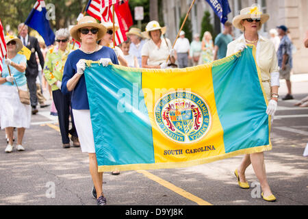 Un partecipante prende parte in Carolina giorno celebrazioni e sfilata nel giugno 28, 2013 a Charleston, Carolina del Sud. Carolina giorno celebra la vittoria americana nella battaglia di Sullivan's Island, SC, il 28 giugno 1776. Foto Stock