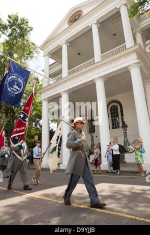 Un partecipante prende parte in Carolina giorno celebrazioni e sfilata nel giugno 28, 2013 a Charleston, Carolina del Sud. Carolina giorno celebra la vittoria americana nella battaglia di Sullivan's Island, SC, il 28 giugno 1776. Foto Stock