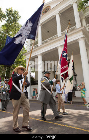 Un partecipante prende parte in Carolina giorno celebrazioni e sfilata nel giugno 28, 2013 a Charleston, Carolina del Sud. Carolina giorno celebra la vittoria americana nella battaglia di Sullivan's Island, SC, il 28 giugno 1776. Foto Stock