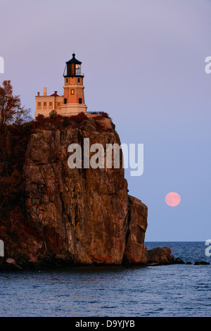 Split Rock Lighthouse & luna piena oltre il Lago Superiore al Split Rock Lighthouse stato parco sul Lago Superiore nel Minnesota. Foto Stock