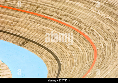 Velodromo di legno della pista per biciclette da corsa. Foto Stock