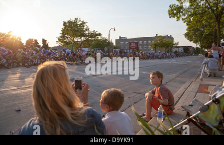 Un annuale bike race chiamato un criterium è tenuto in Shorewood, Wisconsin sulle strade della città. Foto Stock