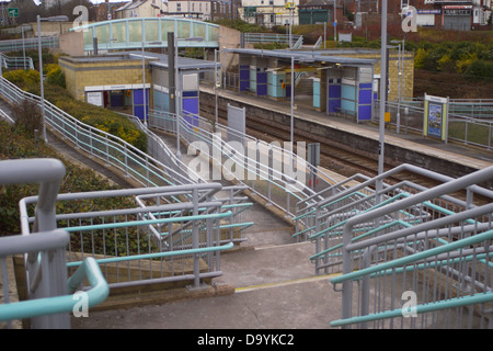 / Rampa di scale che conducono alla piattaforma su una stazione della metropolitana vicino all'università di Sunderland. Foto Stock