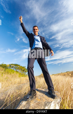 Eccitato giovane impreditore godendo la libertà all'aperto Foto Stock