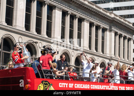 Chicago, Illinois, Stati Uniti d'America. Il 28 giugno, 2013. Chicagoans celebrare la Chicago Blackhawks Stanley Cup vittoria con una parata del 28 giugno 2013. Il team Blackhawks e organizzazione personale rode sulla cima di double-decker bus dall' United Center attraverso il Chicago Loop al Grant Park dove un rally ha avuto luogo. Blackhawk ventole rivestite le strade il tifo per i loro team. Credito: Karen I. Hirsch/ZUMAPRESS.com/Alamy Live News Foto Stock