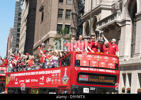 Chicago, Illinois, Stati Uniti d'America. Il 28 giugno, 2013. Chicagoans celebrare la Chicago Blackhawks Stanley Cup vittoria con una parata del 28 giugno 2013. Il team Blackhawks e organizzazione personale rode sulla cima di double-decker bus dall' United Center attraverso il Chicago Loop al Grant Park dove un rally ha avuto luogo. Blackhawk ventole rivestite le strade il tifo per i loro team. Credito: Karen I. Hirsch/ZUMAPRESS.com/Alamy Live News Foto Stock