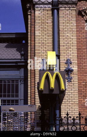 MacDonald logo sulla facciata della stazione ferroviaria Nyugati stazione di Budapest Ungheria Foto Stock