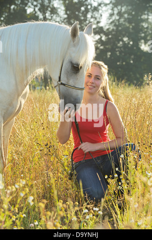 Ragazza e un colorato palomino Paso Fino a cavallo al mattino Foto Stock