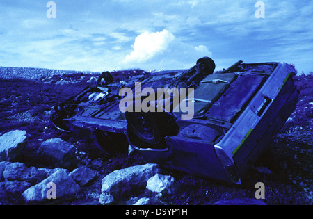 Un'auto capovolta Foto Stock