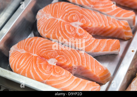 Materie filetti di salmone sulla scatola di metallo in vetrina Foto Stock