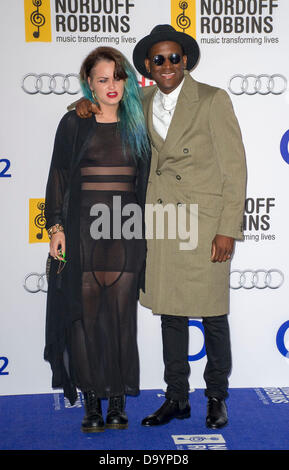 Londra, Regno Unito. Il 28 giugno 2013. Labrinth alla Nordoff Robbins Silver Clef Awards presso l'Hilton Park Lane, London - 28 giugno 2013 Credit: KEITH MAYHEW/Alamy Live News Foto Stock