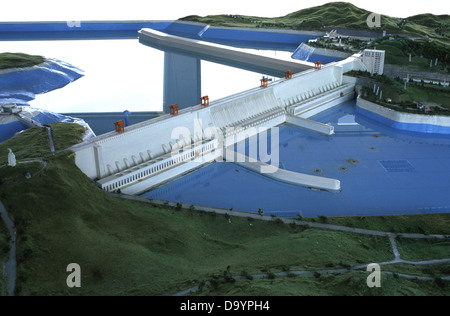 Modello in scala che raffigura la Diga delle tre Gole guardando a monte, mostrando il corpo della diga, la fuoriuscita e l'ascensore esposto al centro visitatori della centrale idroelettrica 3 Gorges Dam nella provincia di Hubei in Cina Foto Stock