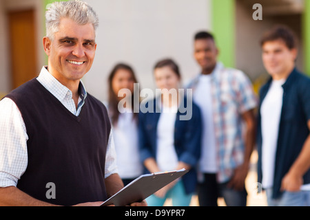 Felice medio maschile in età insegnante di scuola superiore Foto Stock