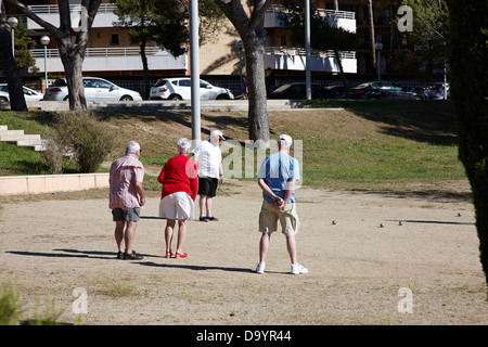 Gli anziani a giocare a bocce salou Catalogna SPAGNA Foto Stock