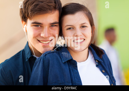 Close up ritratto di giovane e bella coppia adolescenti all'aperto Foto Stock