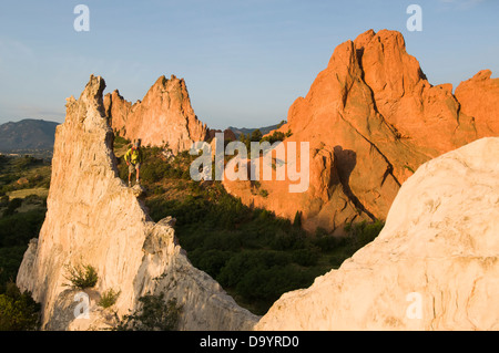 Un uomo in piedi su una dorsale di sottile nel giardino del parco di Dio al di fuori di Colorado Springs, Colorado. Foto Stock