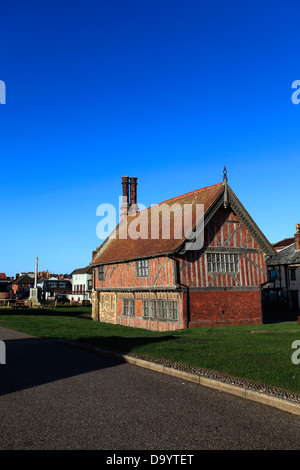 La sala controverso, graticcio edificio risalente al XVI secolo e museo, Aldeburgh città, contea di Suffolk, East Anglia, Inghilterra. Foto Stock