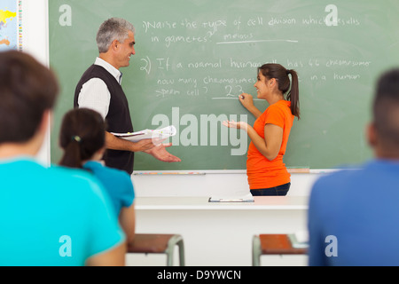 Senior high school insegnante insegnamento biologia classe Foto Stock