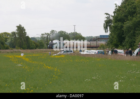 Tarabuso tira la striatura Ebor treno attraverso Church Fenton e Ryther sulla strada per il grande raduno a York Foto Stock