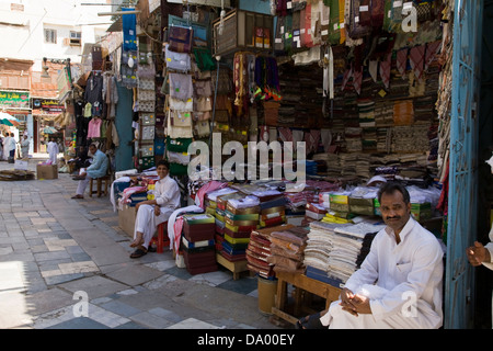Store display, Souq al-Alawi nella vecchia Jeddah (Al-Balad), Gidda, Arabia Saudita. Foto Stock