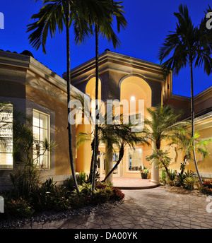 Mansion ingresso in una posizione tropicale. Foto Stock