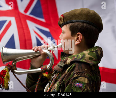 Lancaster, Regno Unito 29 Giugno, 2013. Liam Sanders, 13 da Preston, Bugler nell'esercito Cadet vigore, re della propria reale reggimento di frontiera presso le Forze Armate di giorno in parata a Lancaster Castle, Lancashire, Regno Unito. Credito: Conrad Elias/Alamy Live News Foto Stock