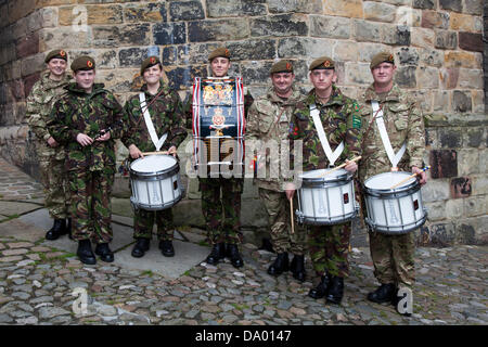 Lancaster, Regno Unito 29 Giugno, 2013. I percussionisti e musicisti dell'esercito Cadet vigore, re della propria reale reggimento di frontiera presso le Forze Armate di giorno in parata a Lancaster Castle, Lancashire, Regno Unito. Credito: Conrad Elias/Alamy Live News Foto Stock