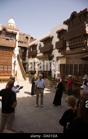 Tour di gruppo Al-Tayibat visite città Museo di Civiltà internazionale, Jeddah, Arabia Saudita Foto Stock