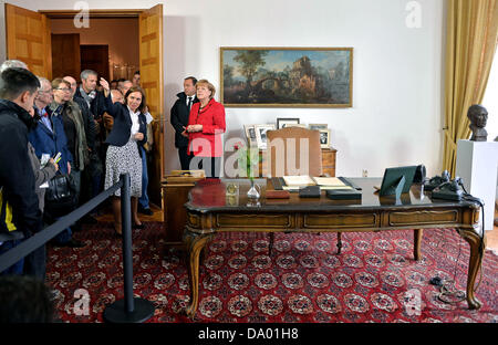 Bonn, Germania. Il 29 giugno 2013. Il cancelliere tedesco Angela Merkel destra, visita il vecchio ufficio dell'ex cancelliere tedesco Konrad Adenauer presso il Palais Schaumburg durante un open house presentazione a Bonn, in Germania, sabato, 29 giugno 2013. Foto: Martin Meissner/dpa/Alamy Live News Foto Stock