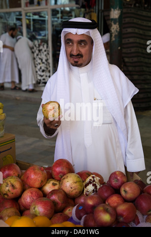 Melograni, Souq al-Alawi nella vecchia Jeddah (Al-Balad), Gidda, Arabia Saudita. Foto Stock