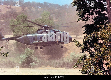 L'HH-3E Jolly Green Giant, gestito dal 129th Air Rescue Squadron nel 1990, era un velivolo chiave nelle missioni di ricerca e soccorso. Noto per la sua durata e versatilità, è stato utilizzato per estrarre personale da ambienti ostili durante le operazioni militari. Foto Stock