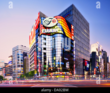 Il quartiere di Ginza a Tokyo in Giappone. Foto Stock