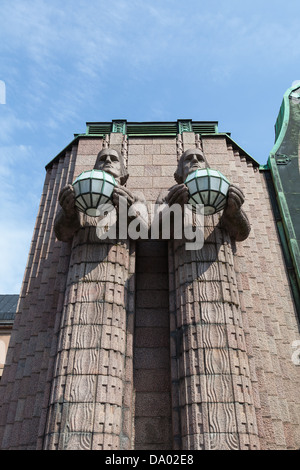 Statue di Helsinki la stazione ferroviaria centrale Foto Stock